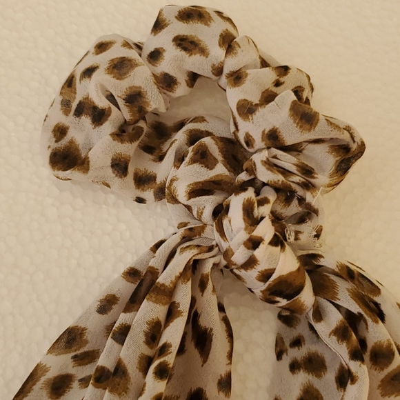 💜 2 /$22Set of 2 Scarf scrunchies Leopar… - Picture 6 of 7